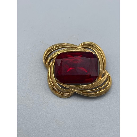 unknown Jewelry - Large Ruby Red Glass Vintage Brooch Gold Tone